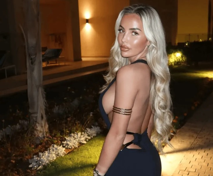 华体会hth-太阳报:帕尔默模特女友更新社交动态,性感黑色长裙尽显好身材