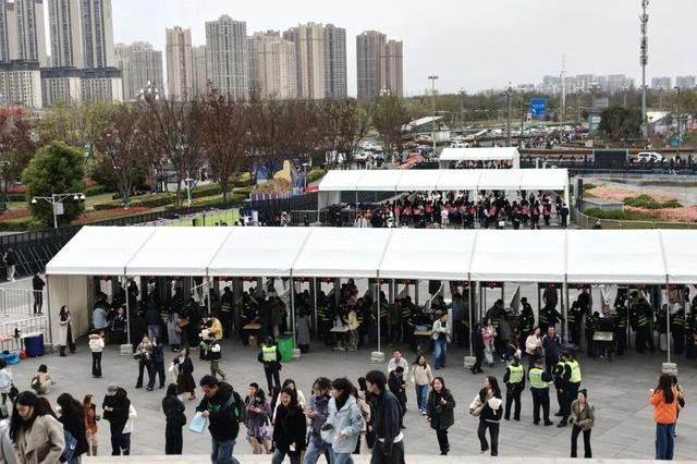 hth-近6万名观众来金牛观赛观演,五粮液文体中心迎来今年首个双馆同开|五粮液文化体育中心|中超|金牛区|中超联赛|成都蓉城_新浪体育_新浪新闻